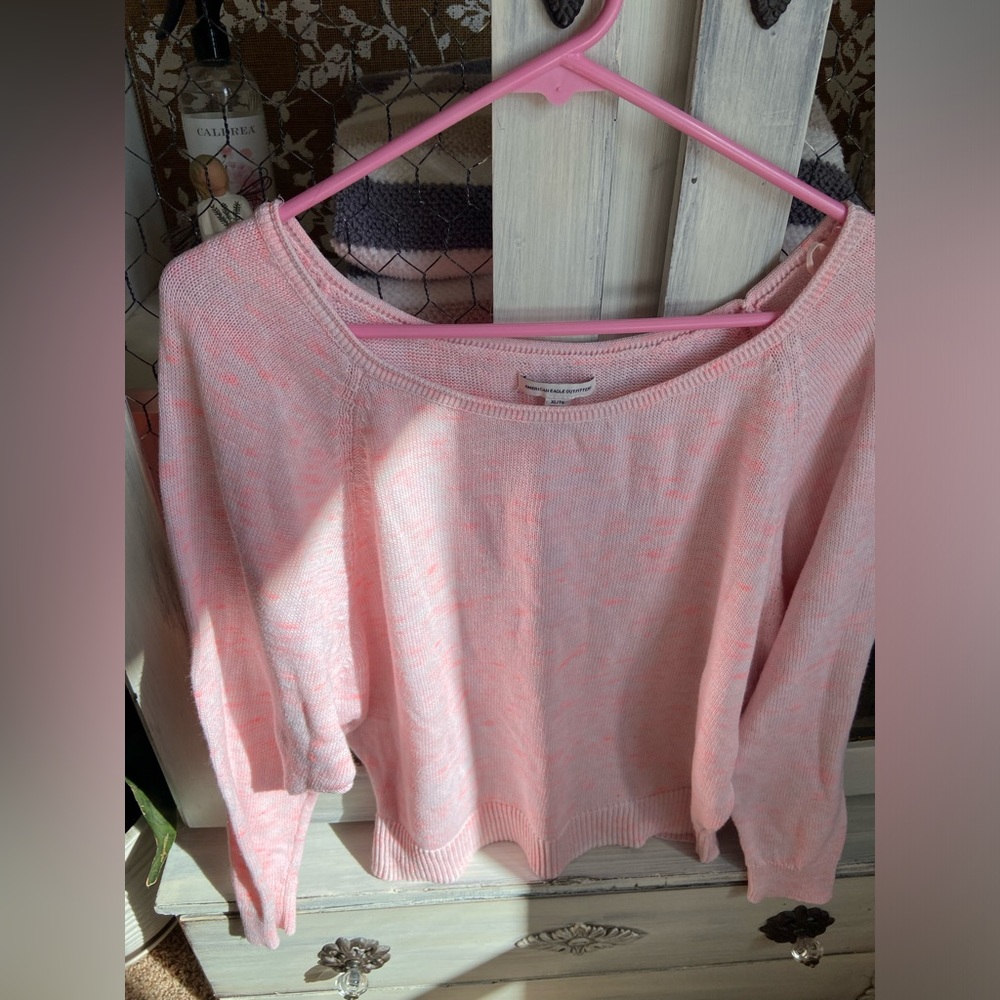 American Eagle Outfitters pink sweater. Excellent pre-owned condition.